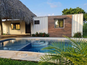 Primera Casa de Contenedores en Monterrico.